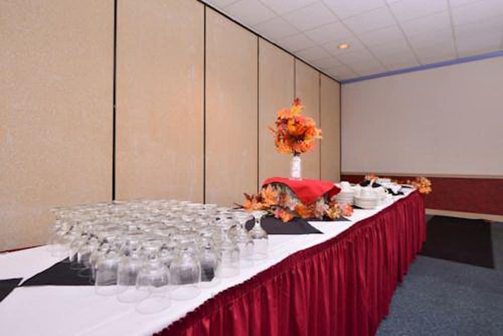 Ramada By Wyndham Cedar Rapids Hotel Ngoại thất bức ảnh