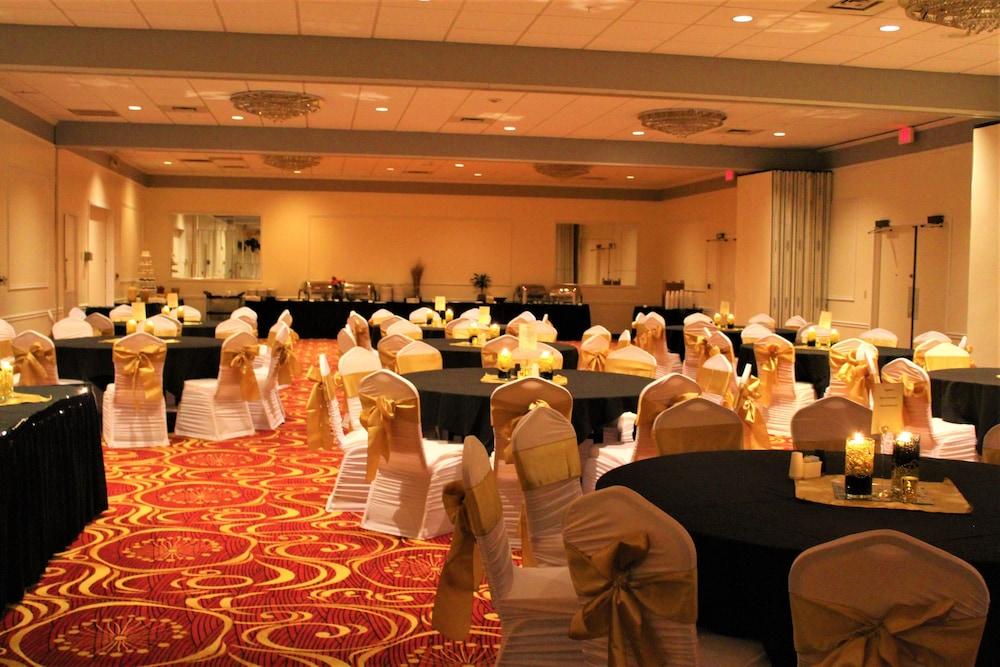 Ramada By Wyndham Cedar Rapids Hotel Ngoại thất bức ảnh