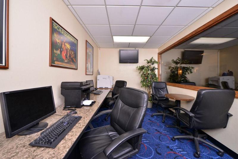 Ramada By Wyndham Cedar Rapids Hotel Ngoại thất bức ảnh